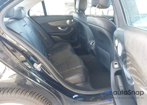 2015 Mercedes-Benz C 300 4Matic z USA, uszkodzony, nr VIN 55SWF4KBXFU081709